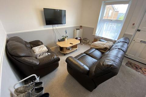 2 bedroom end of terrace house to rent, Arctic Road, Cowes