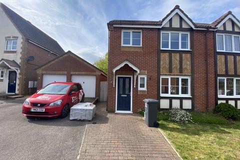 3 bedroom semi-detached house to rent, Ensign Close, Cowes