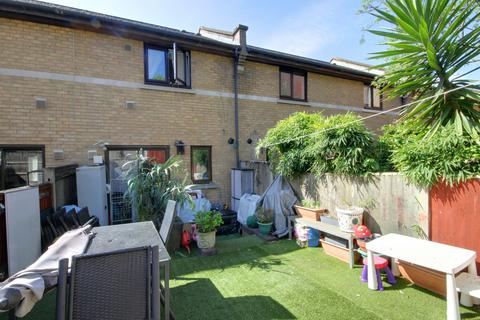 2 bedroom terraced house to rent, Hanover Avenue West Silvertown E16