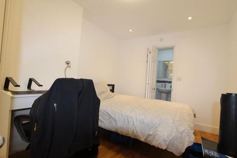 3 bedroom flat to rent, Charrington House, 1 Cephas Avenue, London