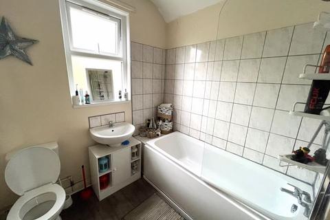 3 bedroom terraced house to rent, Coronation Street, Salford