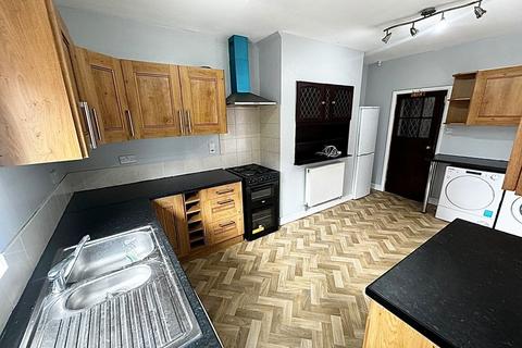 3 bedroom terraced house to rent, Duffield Road, Salford