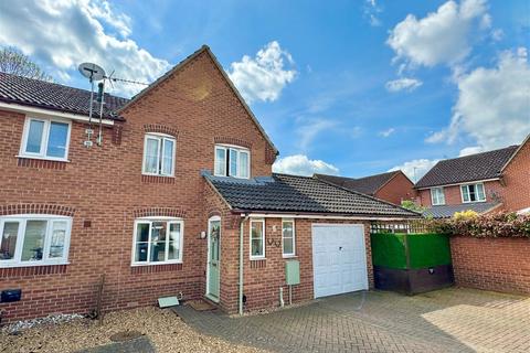 3 bedroom end of terrace house for sale, Walton Close, Fordham