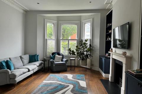 2 bedroom flat to rent, Aspley Road, Wanstead, london, SW18 2DB