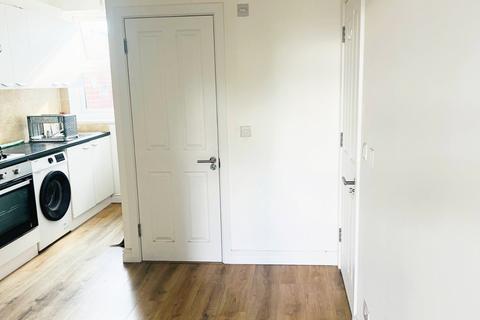 2 bedroom flat to rent, The Green, E4 7EX