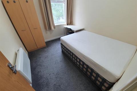 2 bedroom flat to rent, West Luton Place, Adamsdown, Cardiff