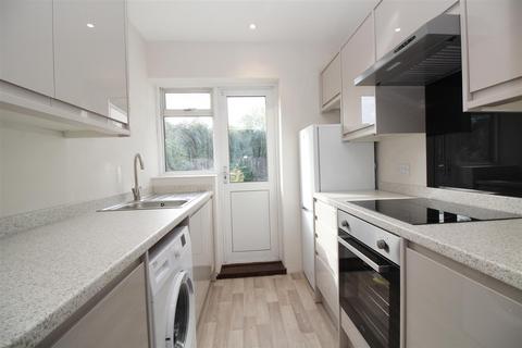 1 bedroom house to rent, Oak Way, Crawley, West Sussex. RH10 8HY