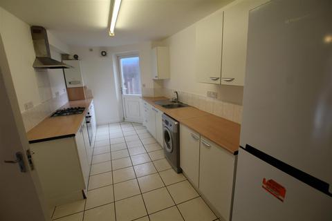 3 bedroom flat to rent, Lynwood Terrace, Newcastle upon Tyne NE4