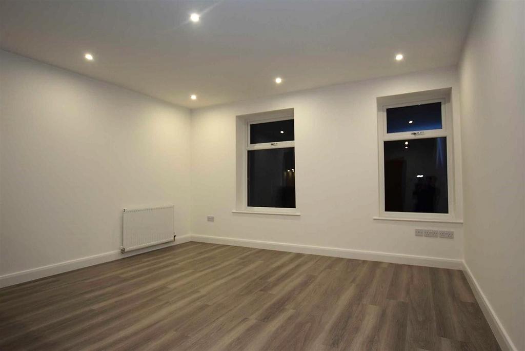Gladstone Terrace, Barrowford 2 bed apartment to rent £690 pcm (£159 pw)
