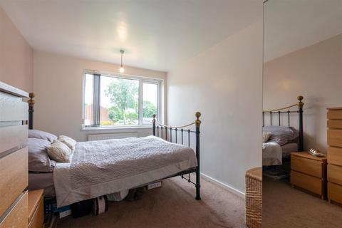 221 Rowood Drive, Solihull, B92 9LG