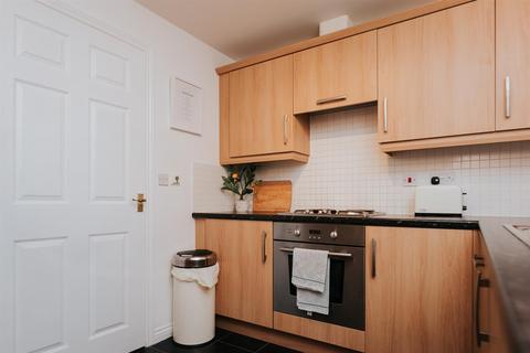 2 bedroom flat to rent, Swan Close, Swindon SN3