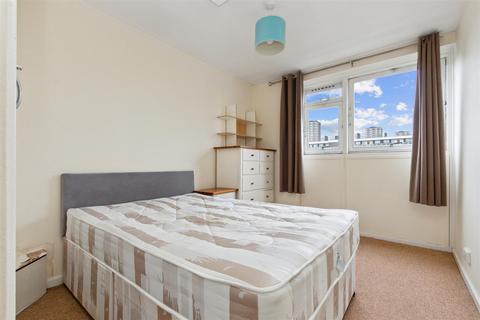 3 bedroom flat to rent, Rosenau Road, London SW11