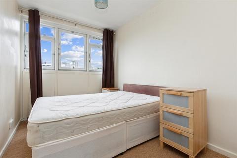 3 bedroom flat to rent, Rosenau Road, London SW11