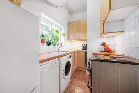 6b Blean Grove, London, SE20 8QU