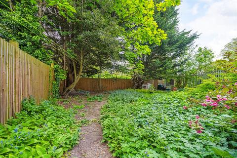 6b Blean Grove, London, SE20 8QU