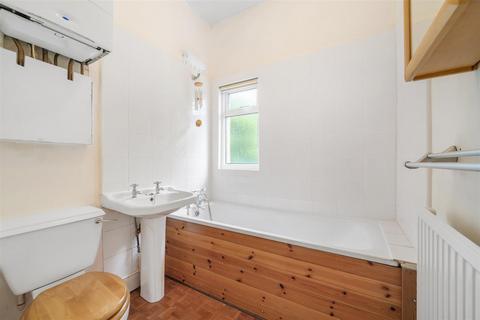 6b Blean Grove, London, SE20 8QU