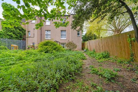 6b Blean Grove, London, SE20 8QU