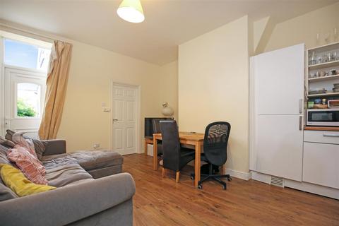 3 bedroom flat to rent, Myrtle Grove, Newcastle Upon Tyne NE2