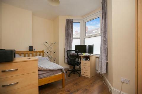 3 bedroom flat to rent, Myrtle Grove, Newcastle Upon Tyne NE2