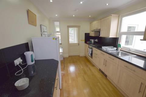 3 bedroom semi-detached house to rent, Squires Lane, Finchley