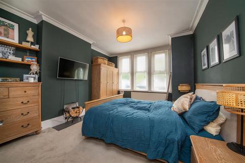 2 bedroom flat for sale, Squires Lane, London