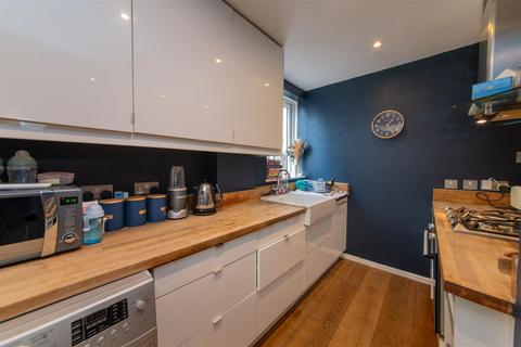 2 bedroom flat for sale, Squires Lane, London