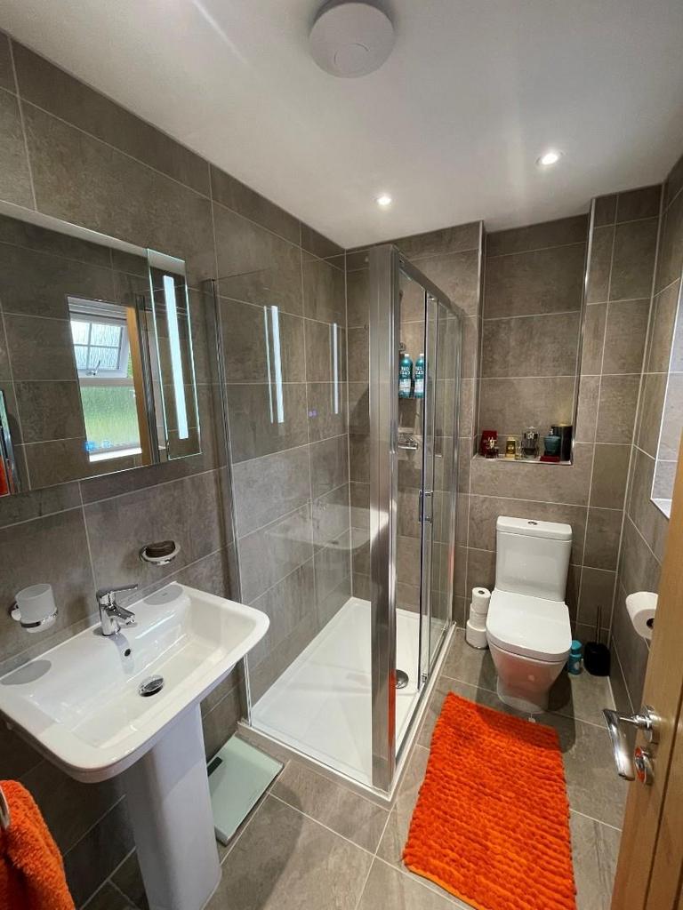 10 Taylor Way - En-suite.jpg