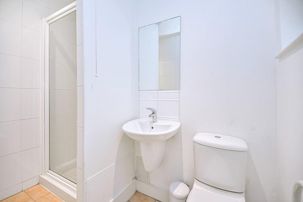 8 The Gallery En-Suite.jpg