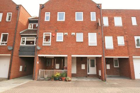 3 bedroom house to rent, Aynsley Court,Sandwich