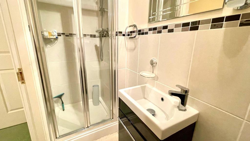 Upgraded en suite 3  piece shower room