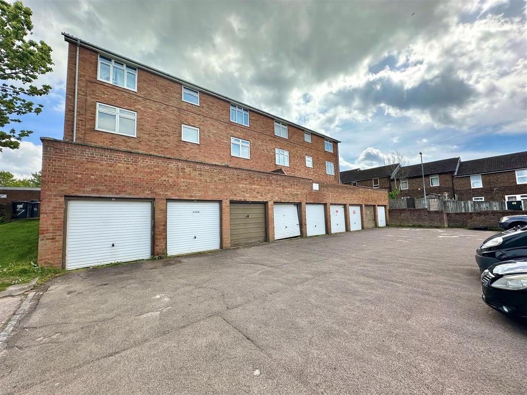 Denham Close, Luton 2 bed apartment for sale - £160,000
