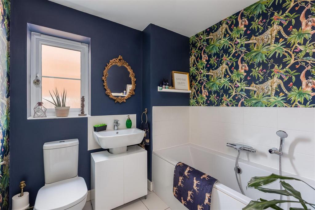 Headland Rise 17 Bathroom.jpg