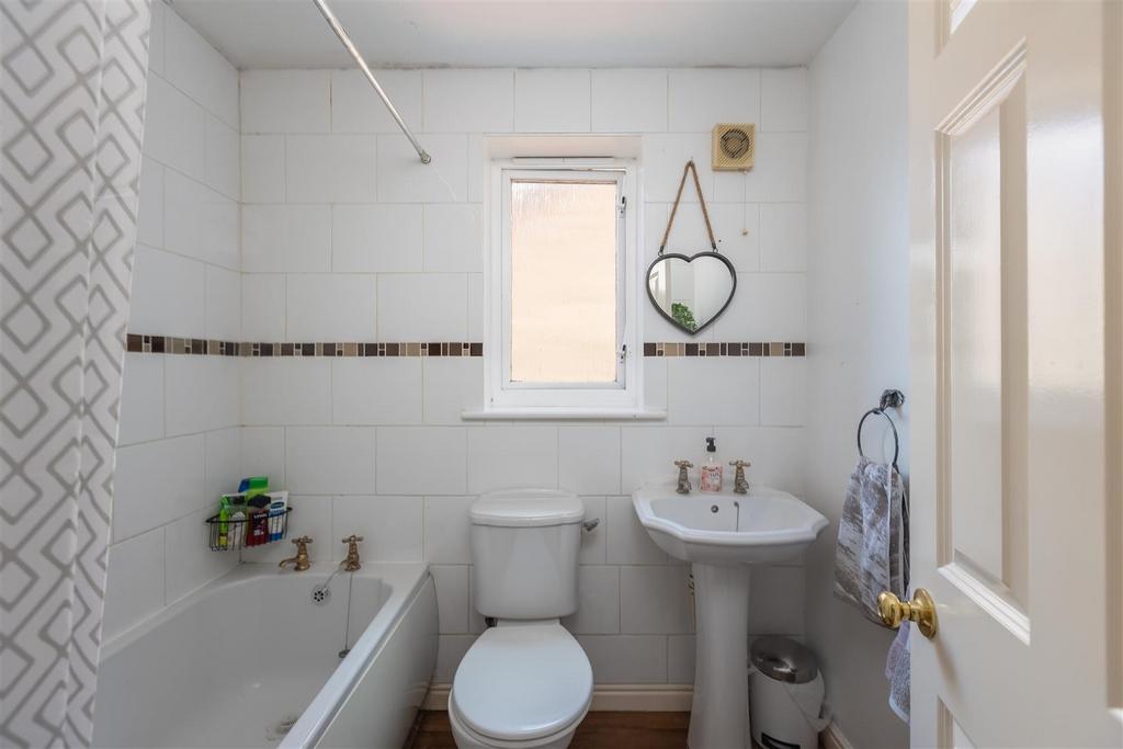 Hudson Close 22 Bathroom.jpg