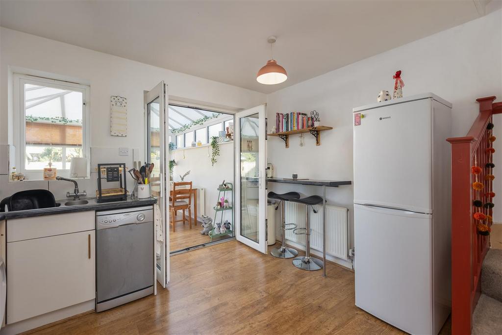 Hudson Close 22 Kitchen-2.jpg