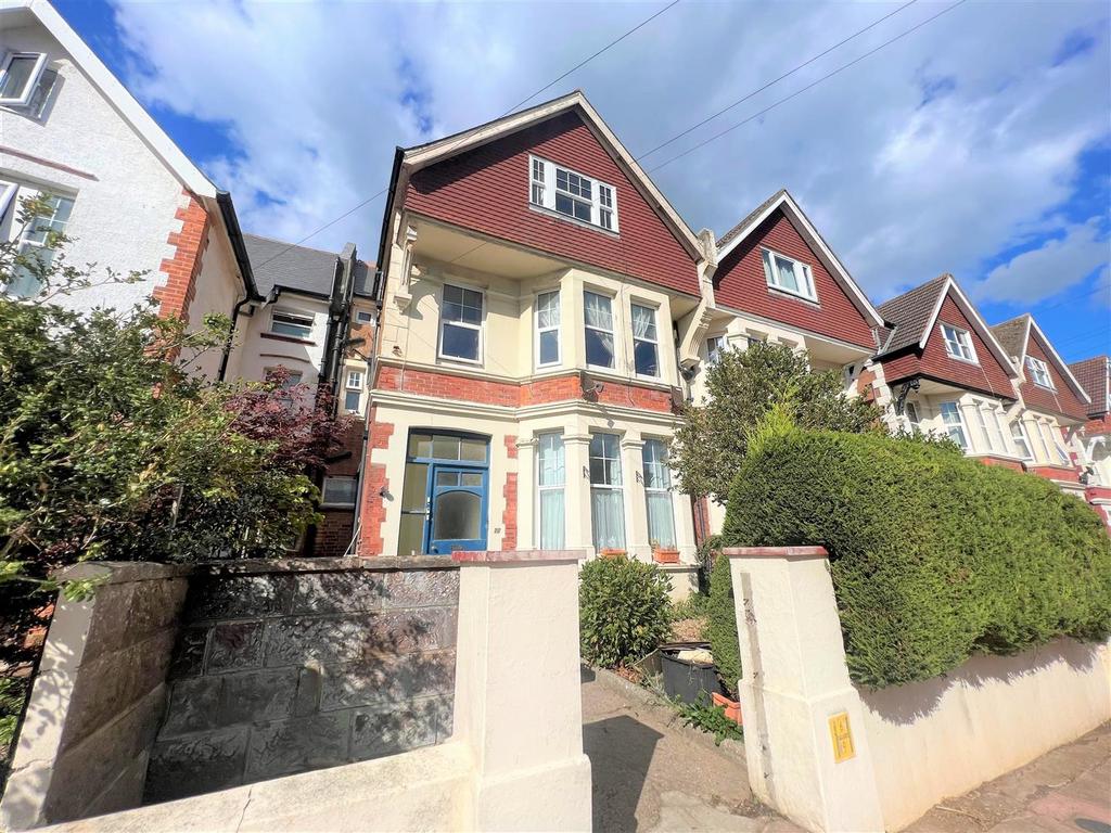 Wickham Avenue, BexhillOnSea TN39 2 bed flat to rent £1,100 pcm (£254 pw)
