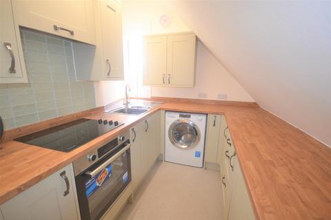 2 bedroom flat to rent, Wickham Avenue, Bexhill-On-Sea TN39