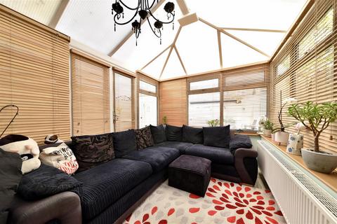 3 bedroom terraced house for sale, Southwark Close, Stevenage