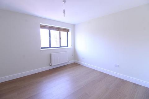 3 bedroom apartment to rent, New Wanstead, London