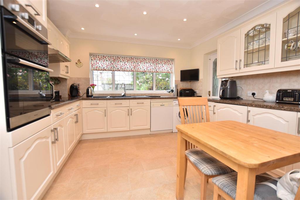 Church Parade, Canvey Island SS8 4 bed detached house for sale £425,000