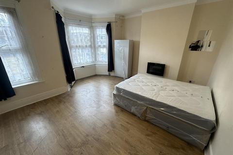 1 bedroom in a house share to rent, Church Road, London