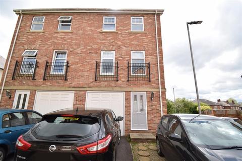 3 bedroom townhouse to rent, The Courtyard, Wakefield WF2