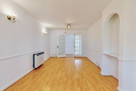 2 bedroom flat to rent, Faulkner Close, Dagenham, RM8