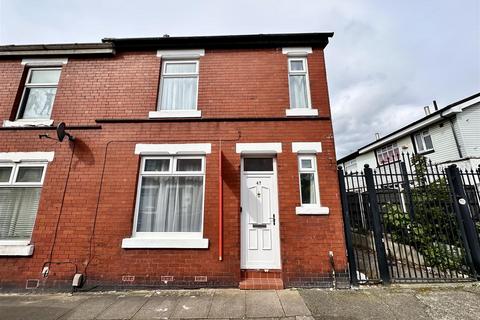 3 bedroom end of terrace house to rent, Kingsford Street, Salford