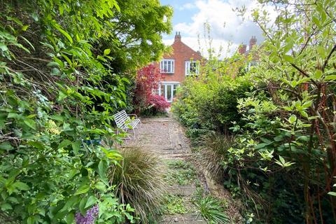 84 Howard Road, Leicester, LE2 1XH