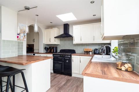 45 Chertsey Drive, Sutton, SM3 9UL