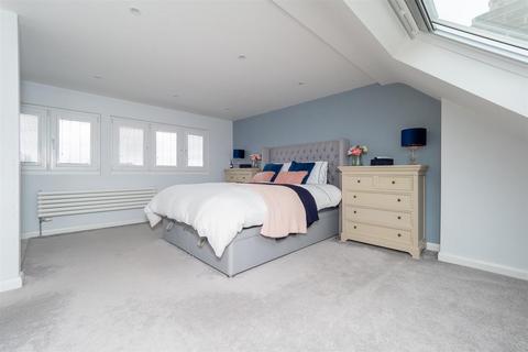 45 Chertsey Drive, Sutton, SM3 9UL