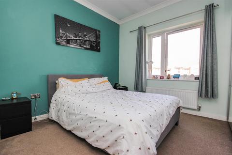 2 bedroom flat for sale, Burns Road, Wellingborough NN8
