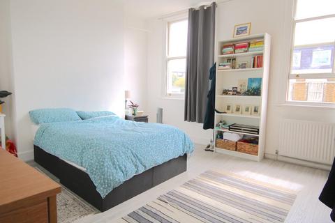 3 bedroom flat to rent, Bethnal Green Road, London E2