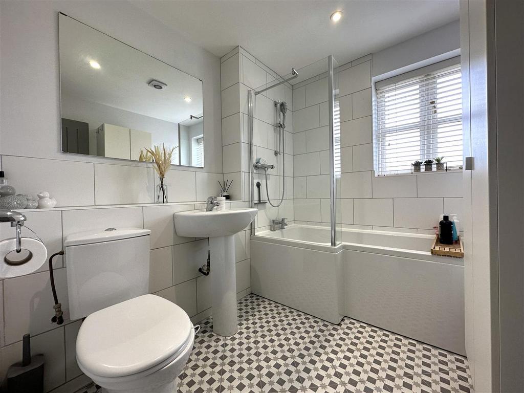 Stylish Family Bathroom 832