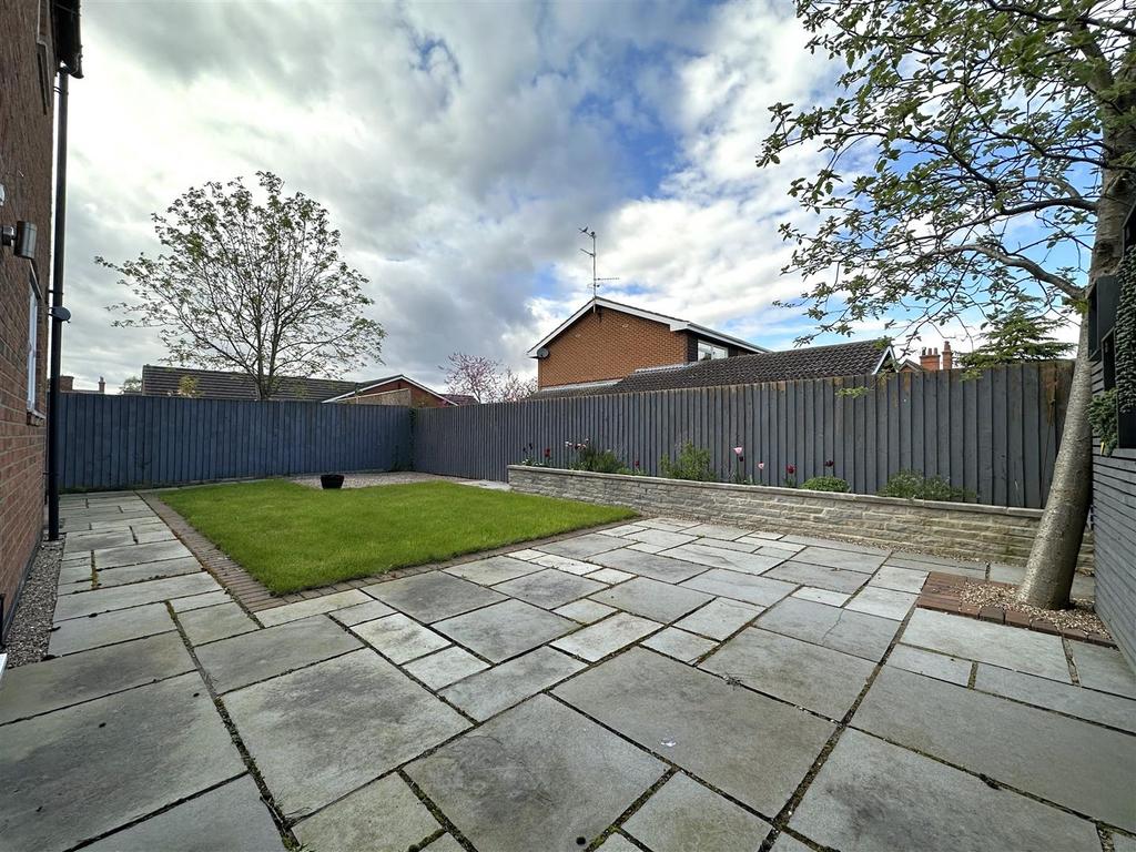 Attractive Low-Maintenance Garden 920